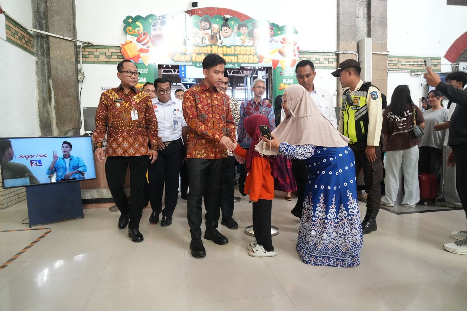 Wapres RI Gibran Rakabuming tinjau Stasiun Semarang Tawang, pastikan layanan kereta api optimal selama libur Nataru 2025/2026.