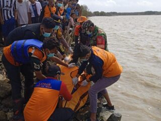 Evakuasi Jasad Warga Kabupaten Batang di Pesisir Timbulsloko Sayung