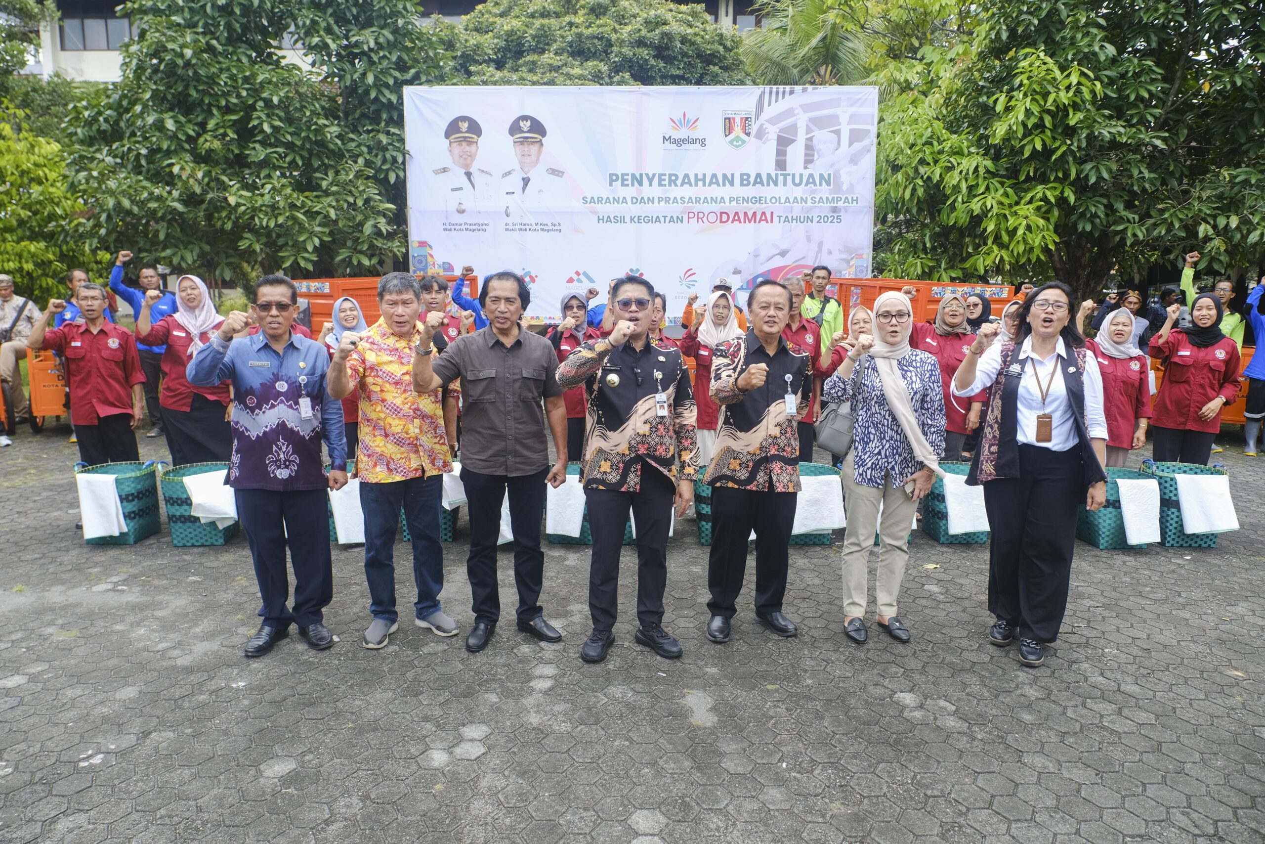 Perkuat Pengelolaan Sampah dari Hulu, Pemkot Magelang Serahkan Bantuan Sarana Prasarana