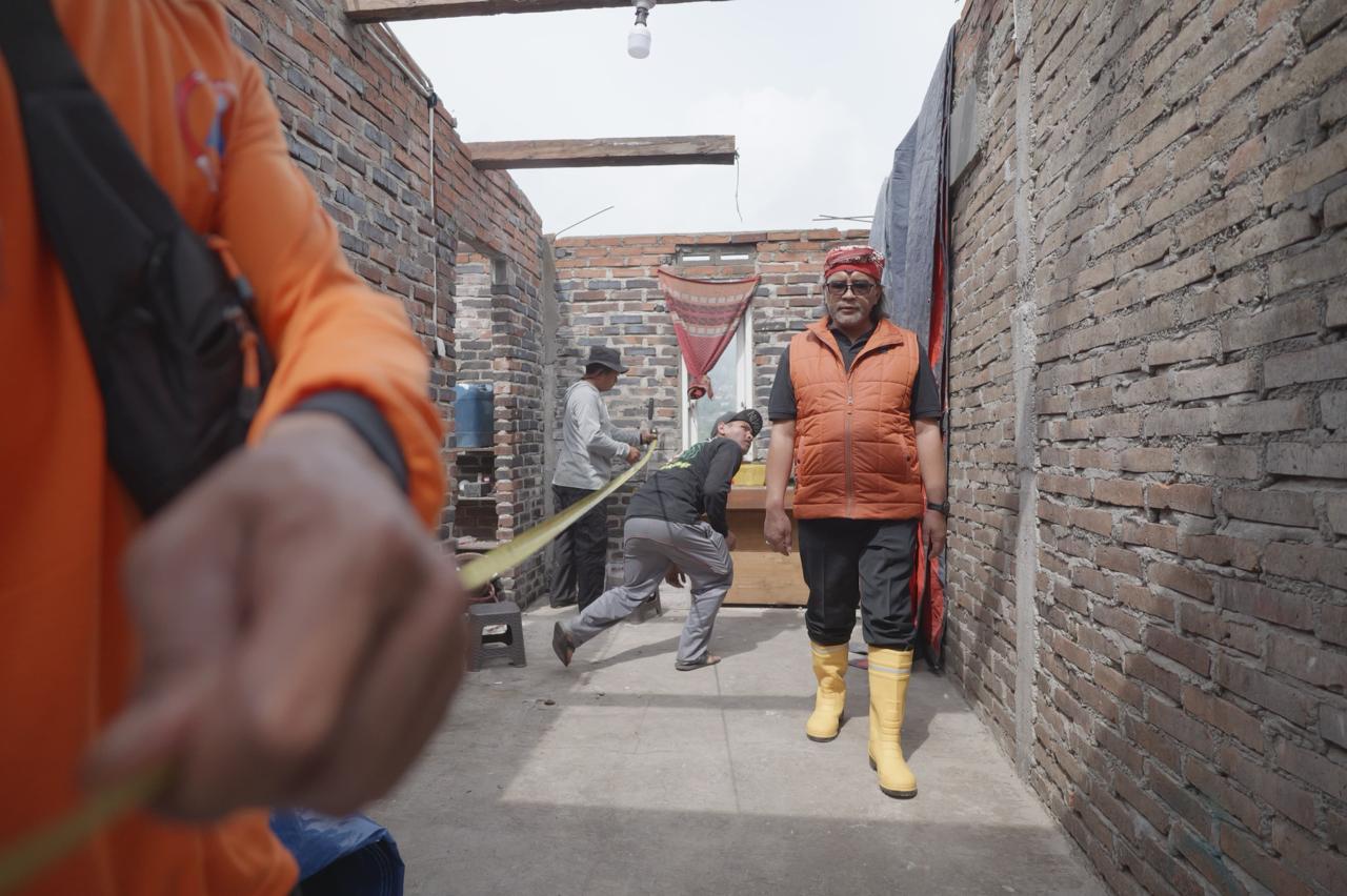 Tinjau Lokasi Puting Beliung, Agus Gondrong Minta Warga Tak Dibiarkan Kedinginan