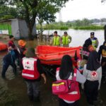 Relawan USM Bantu Evakuasi Warga Korban Banjir Kudus