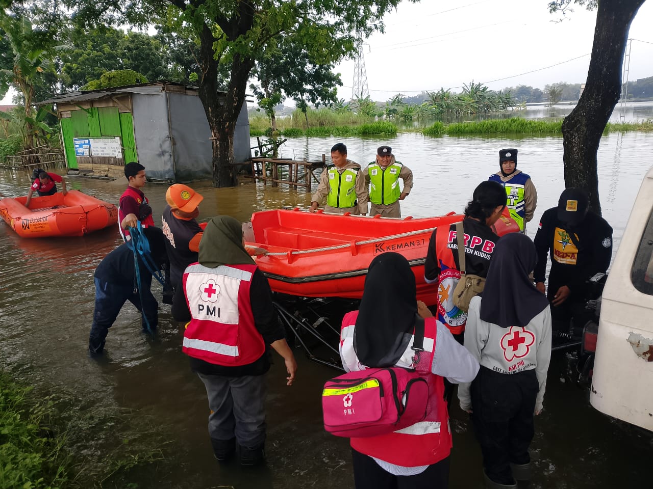 Relawan USM Bantu Evakuasi Warga Korban Banjir Kudus