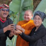 Bupati Temanggung Serahkan Bibit Pohon ke Mbah Sukoyo Peraih Kalpataru 2024