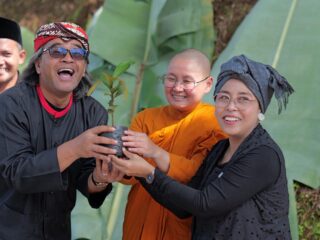 Bupati Temanggung Serahkan Bibit Pohon ke Mbah Sukoyo Peraih Kalpataru 2024
