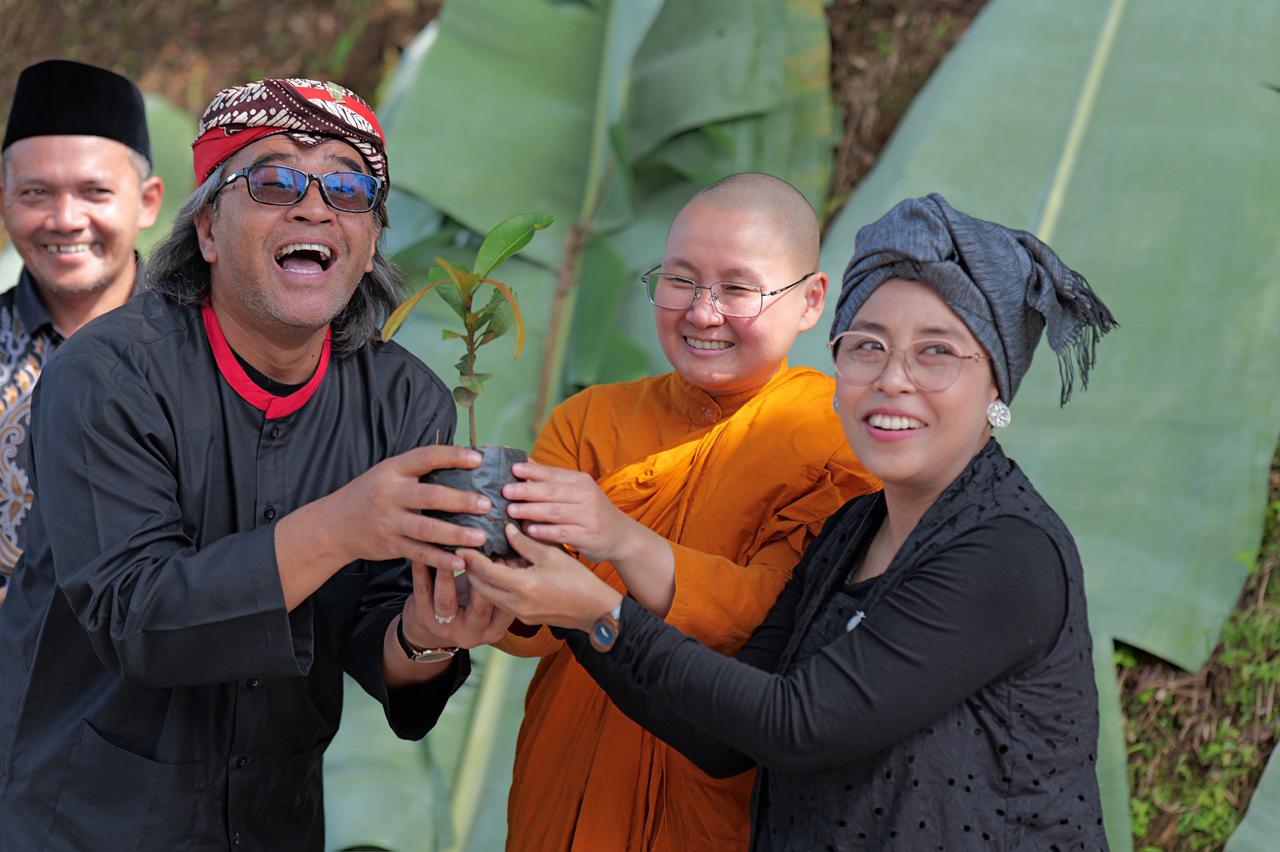Bupati Temanggung Serahkan Bibit Pohon ke Mbah Sukoyo Peraih Kalpataru 2024