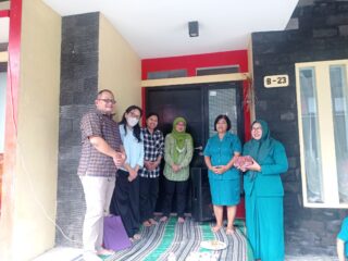 Fakultas Ekonomi Universitas Semarang Edukasi UMKM Kelola Keuangan Usaha Multi Bidang