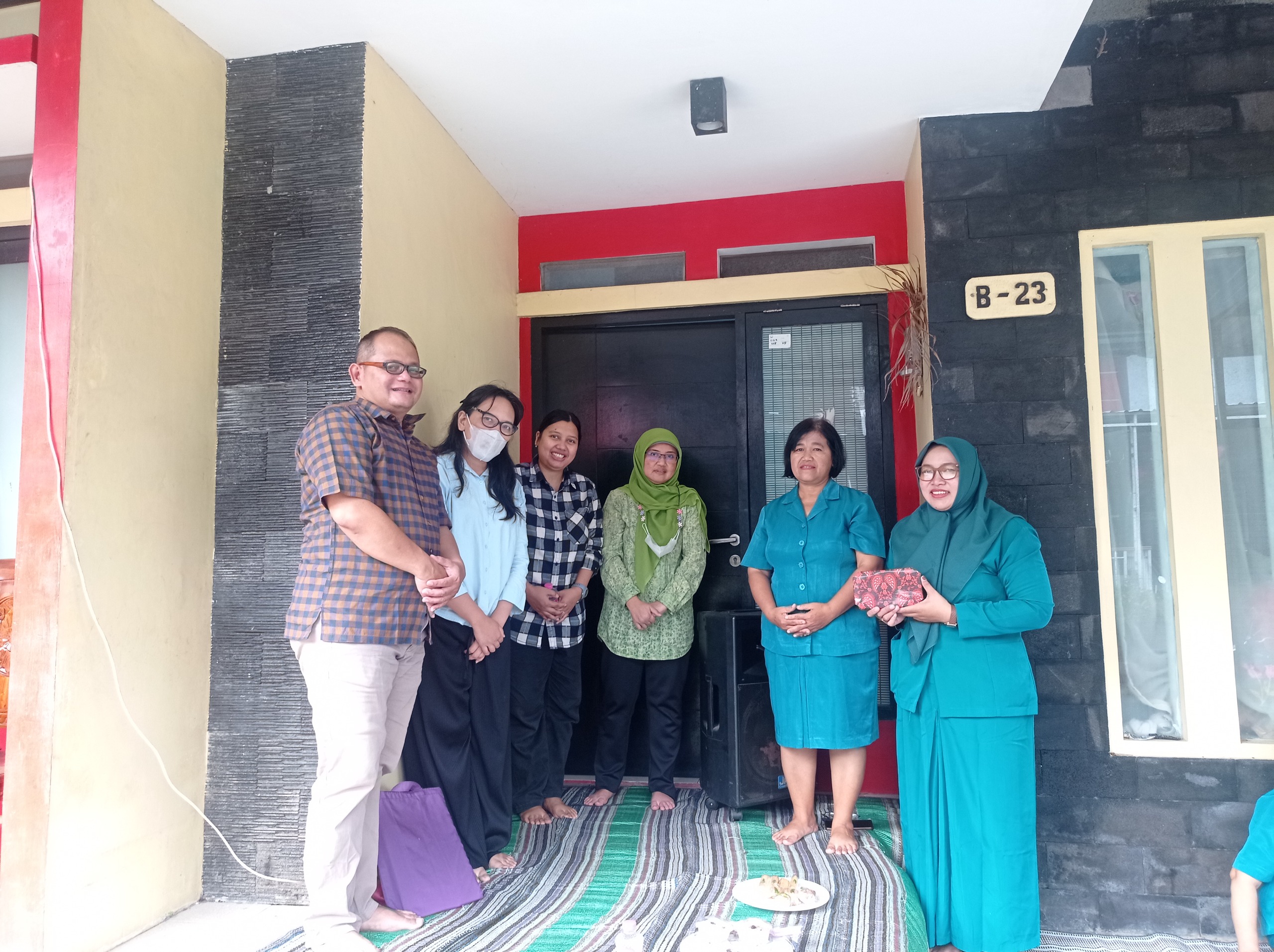 Fakultas Ekonomi Universitas Semarang Edukasi UMKM Kelola Keuangan Usaha Multi Bidang