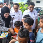 Ning Nawal Sambangi Pengungsi Banjir di Pati, Salurkan Susu dan Buku bagi Anak-Anak