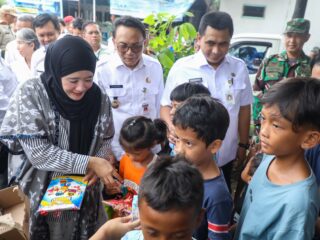 Ning Nawal Sambangi Pengungsi Banjir di Pati, Salurkan Susu dan Buku bagi Anak-Anak