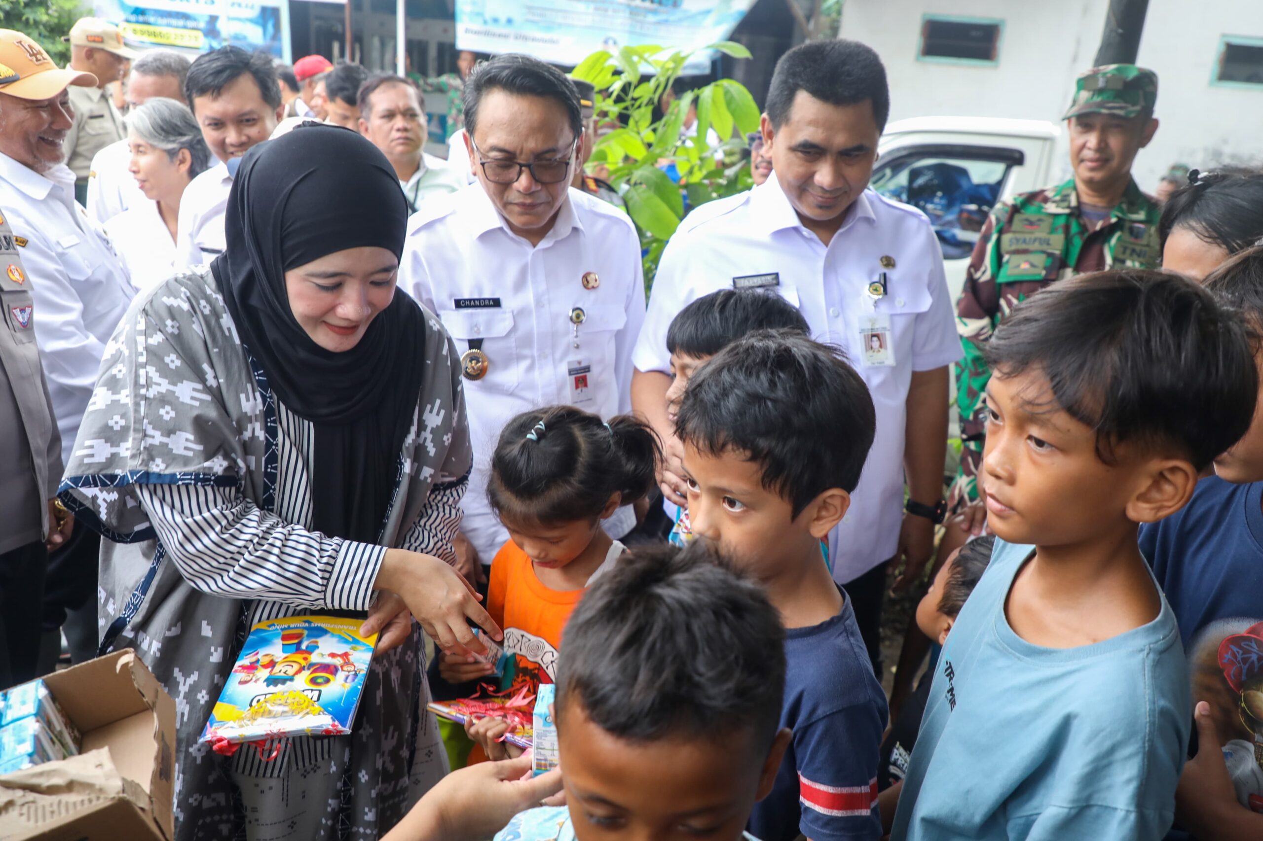 Ning Nawal Sambangi Pengungsi Banjir di Pati, Salurkan Susu dan Buku bagi Anak-Anak