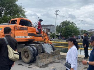 Cegah Banjir, Warga Gotong Royong Bersihkan Kali Banger, Pemkot Semarang Kerahkan Alat Berat