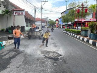 Demi Kelancaran Arus Kendaraan, Klinik Jalan Bergerak Tangani Kerusakan Jalan
