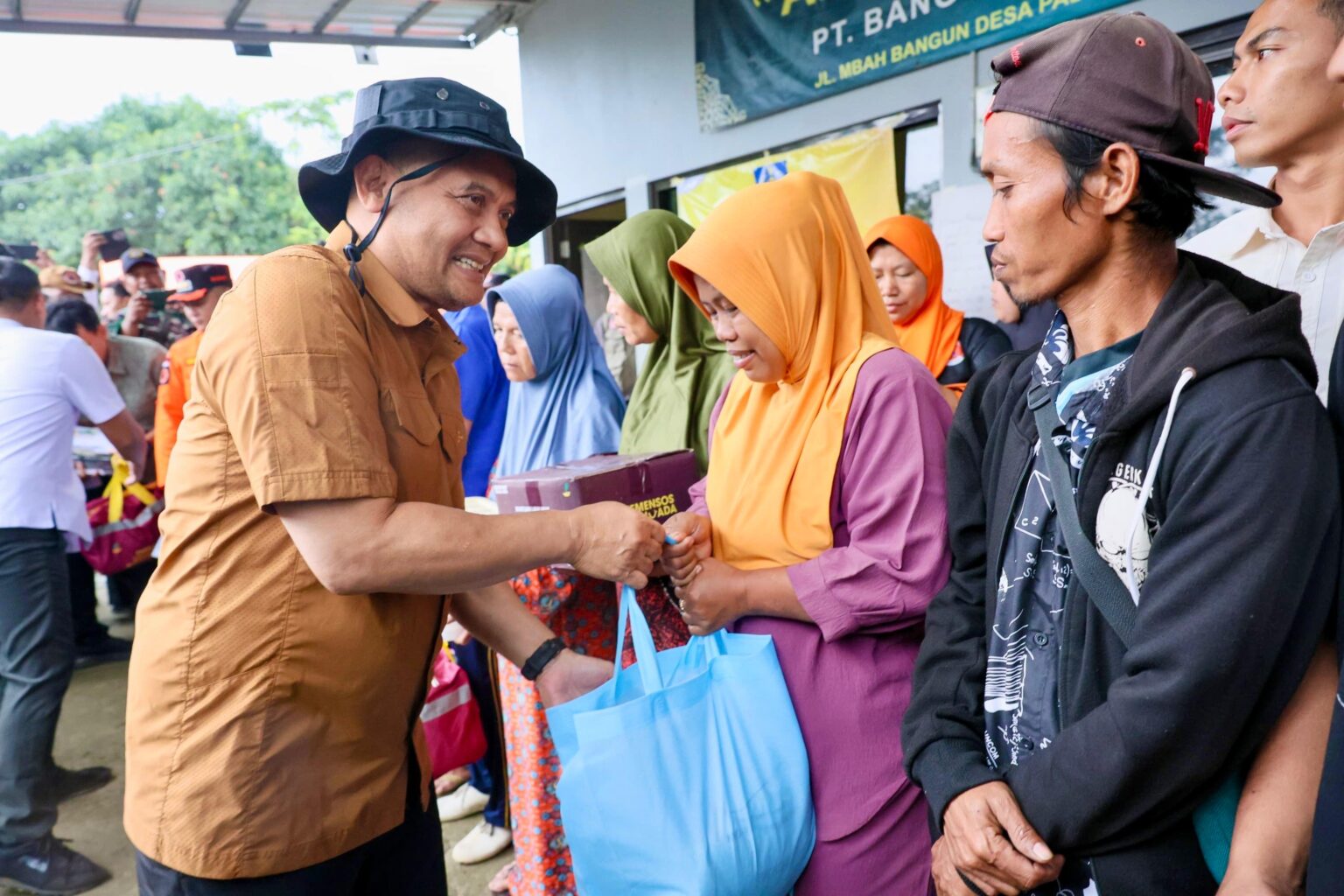Temui Pengungsi Tanah Gerak Tegal, Ahmad Luthfi Segera Siapkan Hunian Sementara