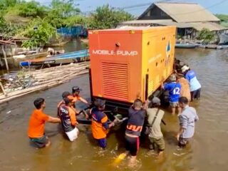Gubernur Ahmad Luthfi Gerak Cepat Tangani Banjir Pekalongan dengan Pompa dan Logistik