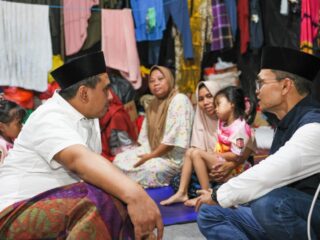 Tinjau Pengungsi Tanah Bergerak di Tegal, Wagub Taj Yasin Dorong Percepatan Huntara