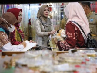 Pemprov Jateng Gelar Sidak ke Pasar Raya Salatiga untuk Pastikan Harga dan Pasokan Aman Jelang Lebaran