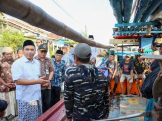 Tinjau Kampung Nelayan Terendam Rob, Taj Yasin Siapkan Percepatan Pembangunan Dermaga Apung