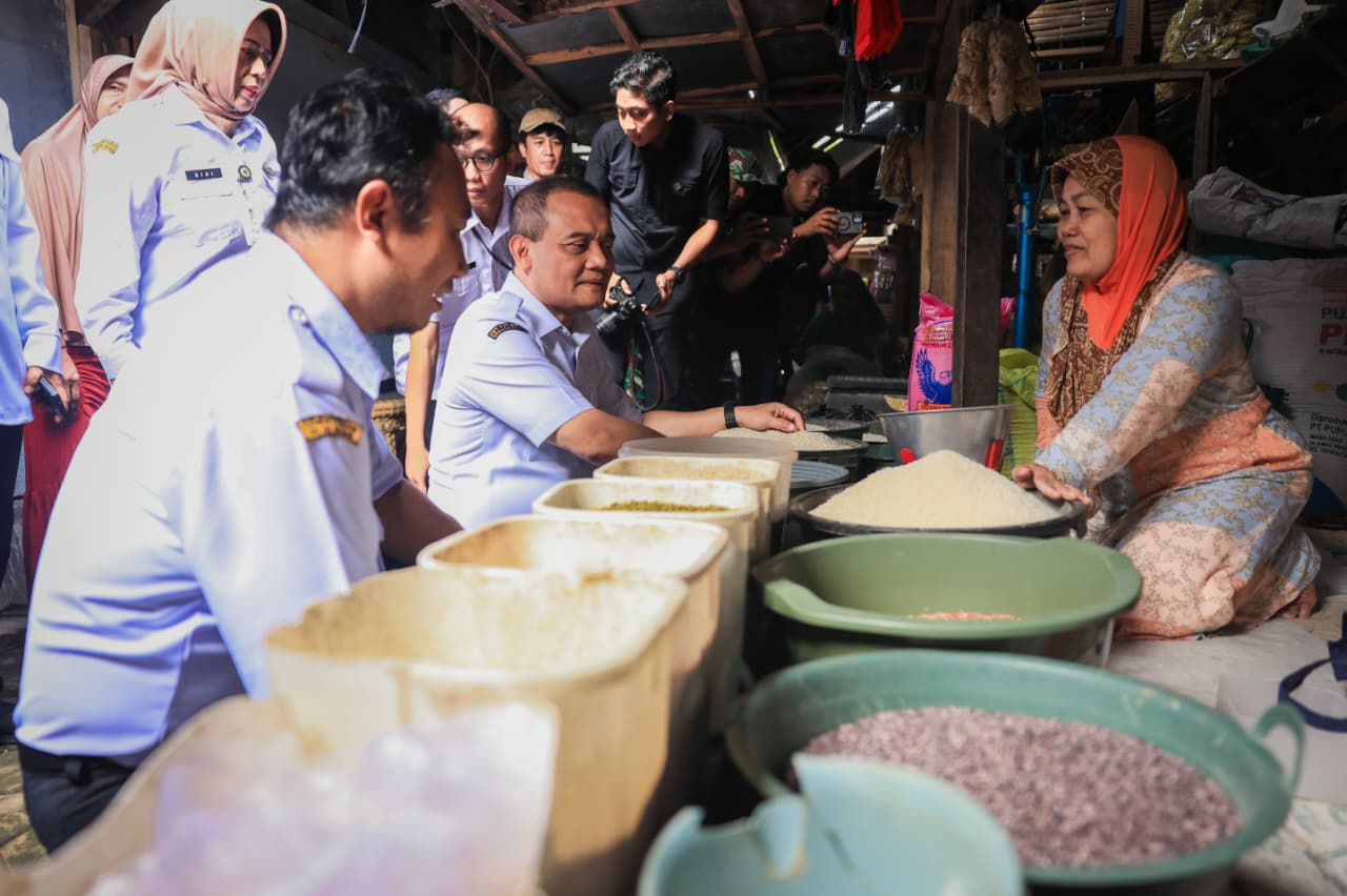Pantau Pasar Gondang Sragen, Gubernur Ahmad Luthfi Tegaskan Harga Pangan Jelang Lebaran Masih Stabil