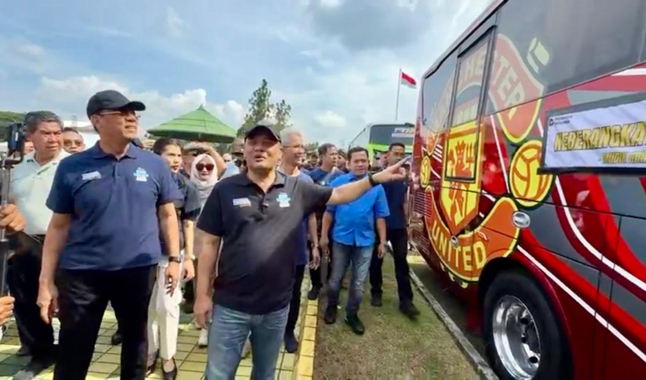 Canda Ahmad Luthfi Lihat Bus Bergambar MU: Jangan-jangan Mudiknya ke Inggris