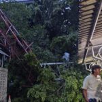 Hujan Angin di Semarang Robohkan Tower, Timpa Gedung Gradika Pemprov Jateng