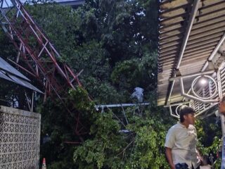 Hujan Angin di Semarang Robohkan Tower, Timpa Gedung Gradika Pemprov Jateng