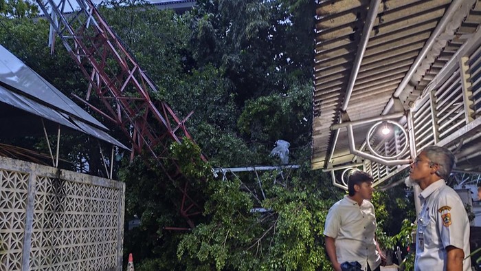 Hujan Angin di Semarang Robohkan Tower, Timpa Gedung Gradika Pemprov Jateng