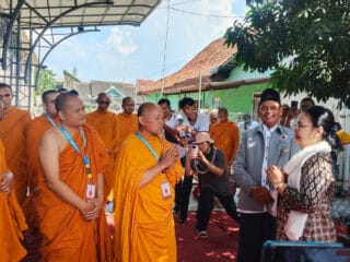 Wali Kota Semarang Agustina Wilujeng menyambut rombongan Biksu Thudong.