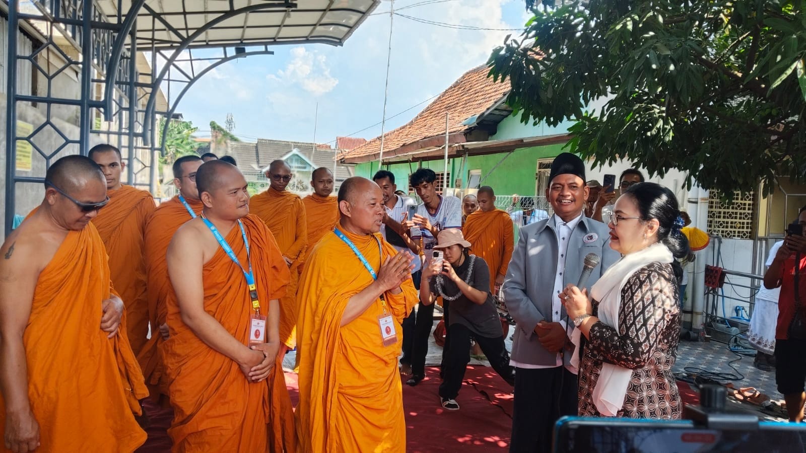 Wali Kota Semarang Agustina Wilujeng menyambut rombongan Biksu Thudong.