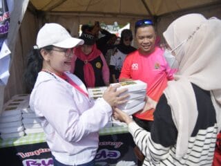 Lumpiavaganza Semarang, Ribuan Warga Tukar Botol Plastik dengan Lumpia di Simpang Lima
