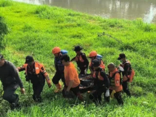 Proses evakuasi korban hanyut oleh tim SAR gabungan di Sungai Banjir Kanal Barat Semarang.