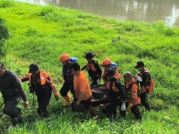 Tim SAR Temukan Korban Hanyut di Banjir Kanal Semarang dalam Kondisi Meninggal