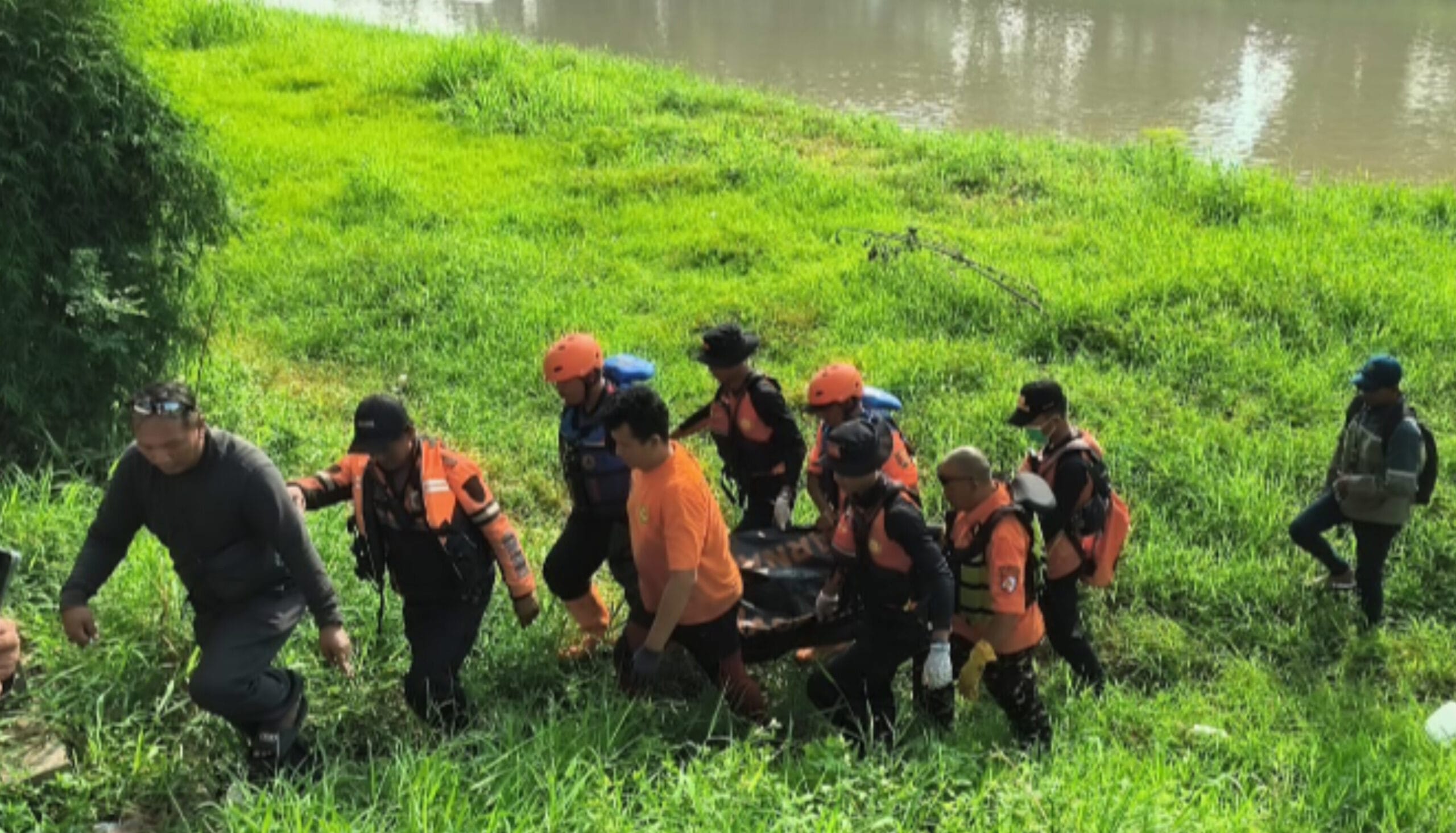 Proses evakuasi korban hanyut oleh tim SAR gabungan di Sungai Banjir Kanal Barat Semarang.
