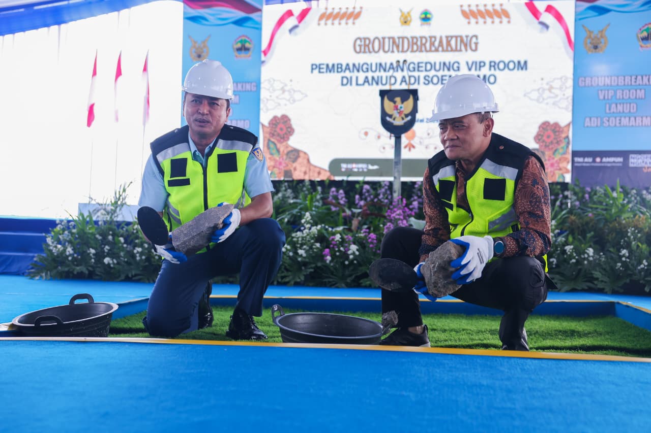 Gubernur Jawa Tengah, Ahmad Luthfi bersama Kepala Staf Angkatan Udara (KSAU) Marsekal TNI, Muhammad Tonny Harjono melaksanakan peletakan batu pertama pembangunan VIP Room di Lapangan Udara (Lanud) TNI AU Adi Soemarmo, Kabupaten Boyolali, Kamis, 21 Mei 2026. (dok Pemprov Jateng)
