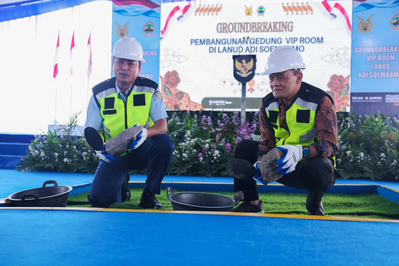 Gubernur Jawa Tengah, Ahmad Luthfi bersama Kepala Staf Angkatan Udara (KSAU) Marsekal TNI, Muhammad Tonny Harjono melaksanakan peletakan batu pertama pembangunan VIP Room di Lapangan Udara (Lanud) TNI AU Adi Soemarmo, Kabupaten Boyolali, Kamis, 21 Mei 2026. (dok Pemprov Jateng)