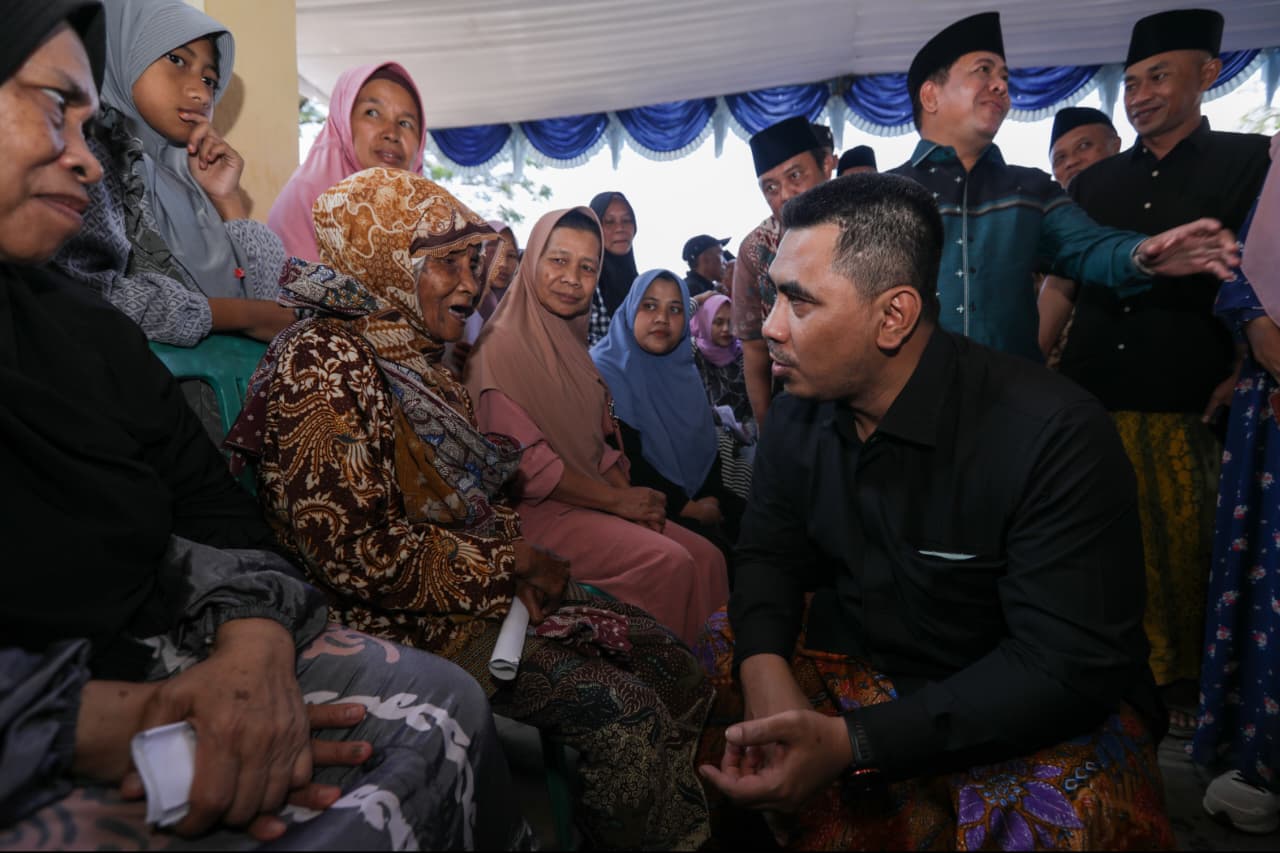 Wakil Gubernur Jateng Taj Yasin Maimoen berbincang akrab dengan seorang warga lansia saat meninjau layanan dokter spesialis keliling di Desa Paninggaran, Pekalongan.