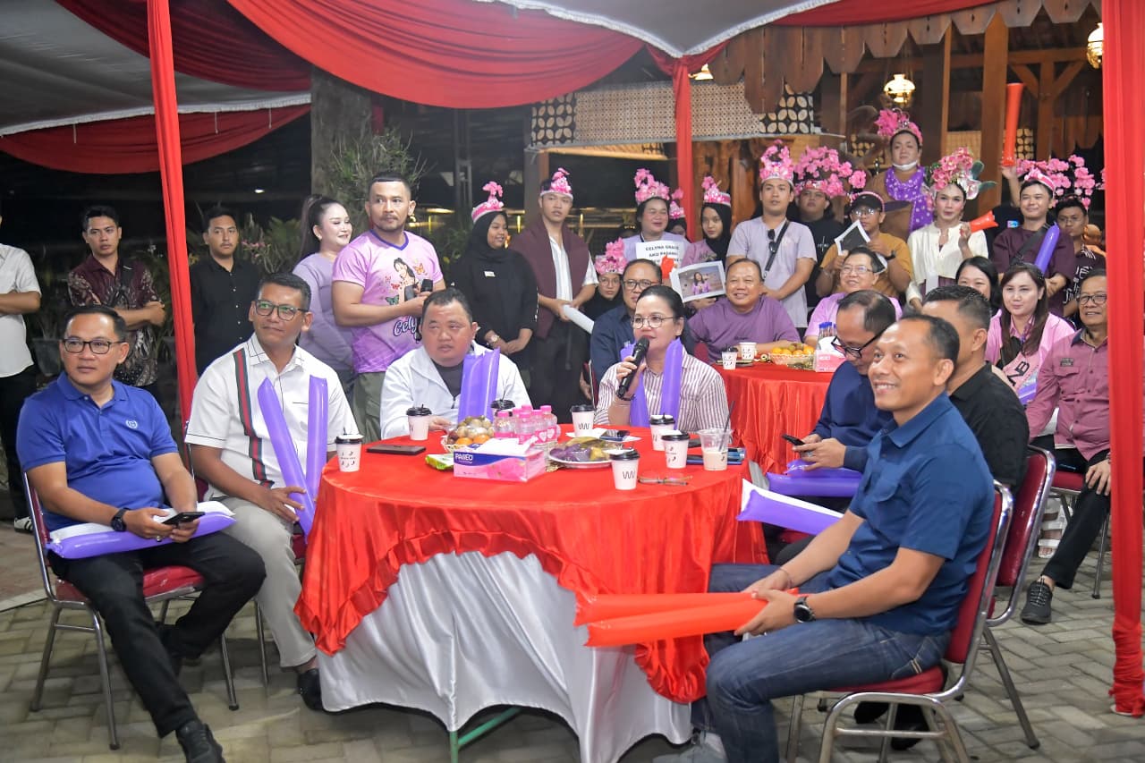 Wali Kota Semarang Agustina Wilujeng bersama warga merayakan kemenangan Celyna Grace di acara nonton bareng.
