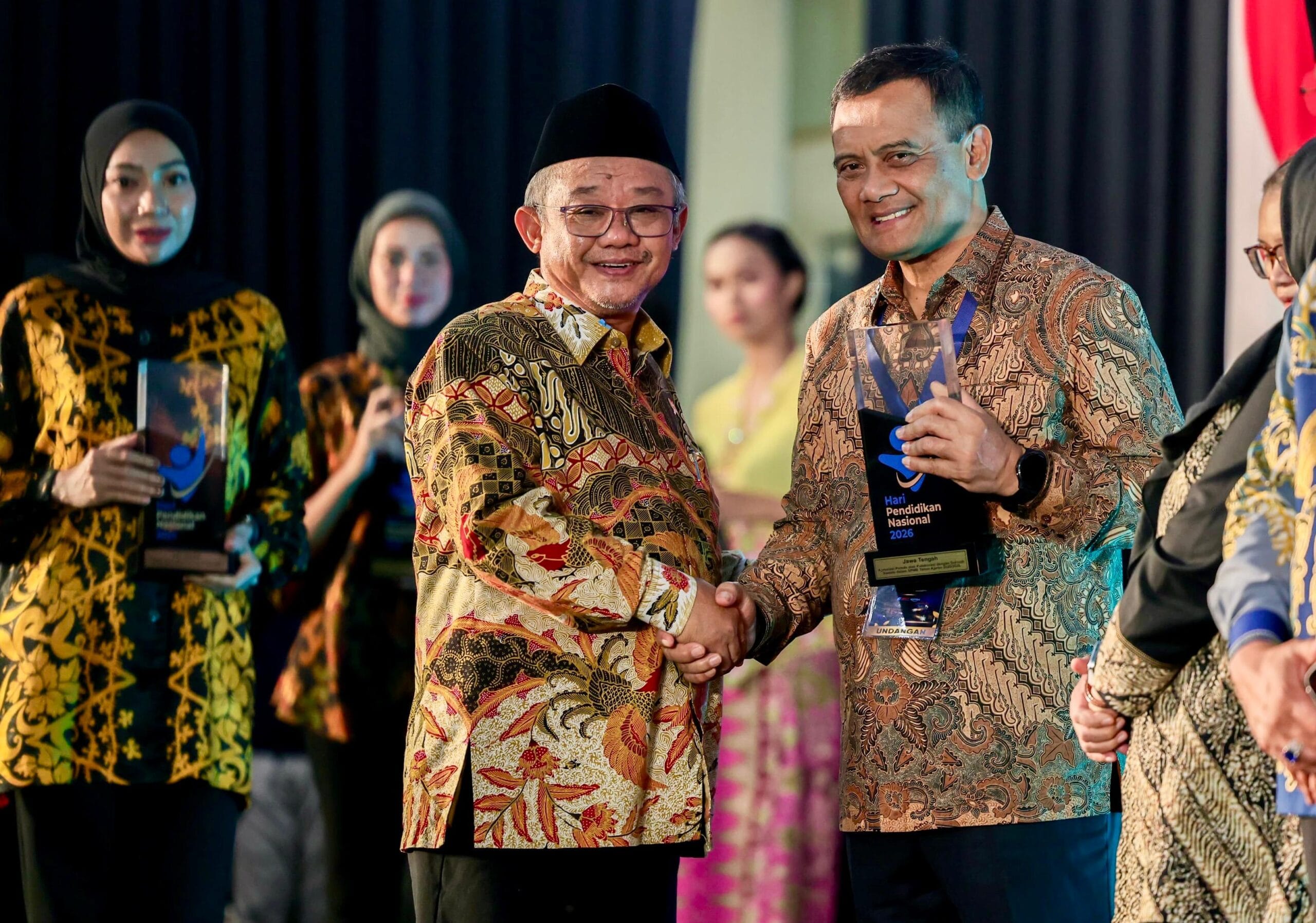 Gubernur Ahmad Luthfi menerima penghargaan pendidikan dari Kementerian Pendidikan Dasar dan Menengah (Kemendikdasmen) di tahun 2026.