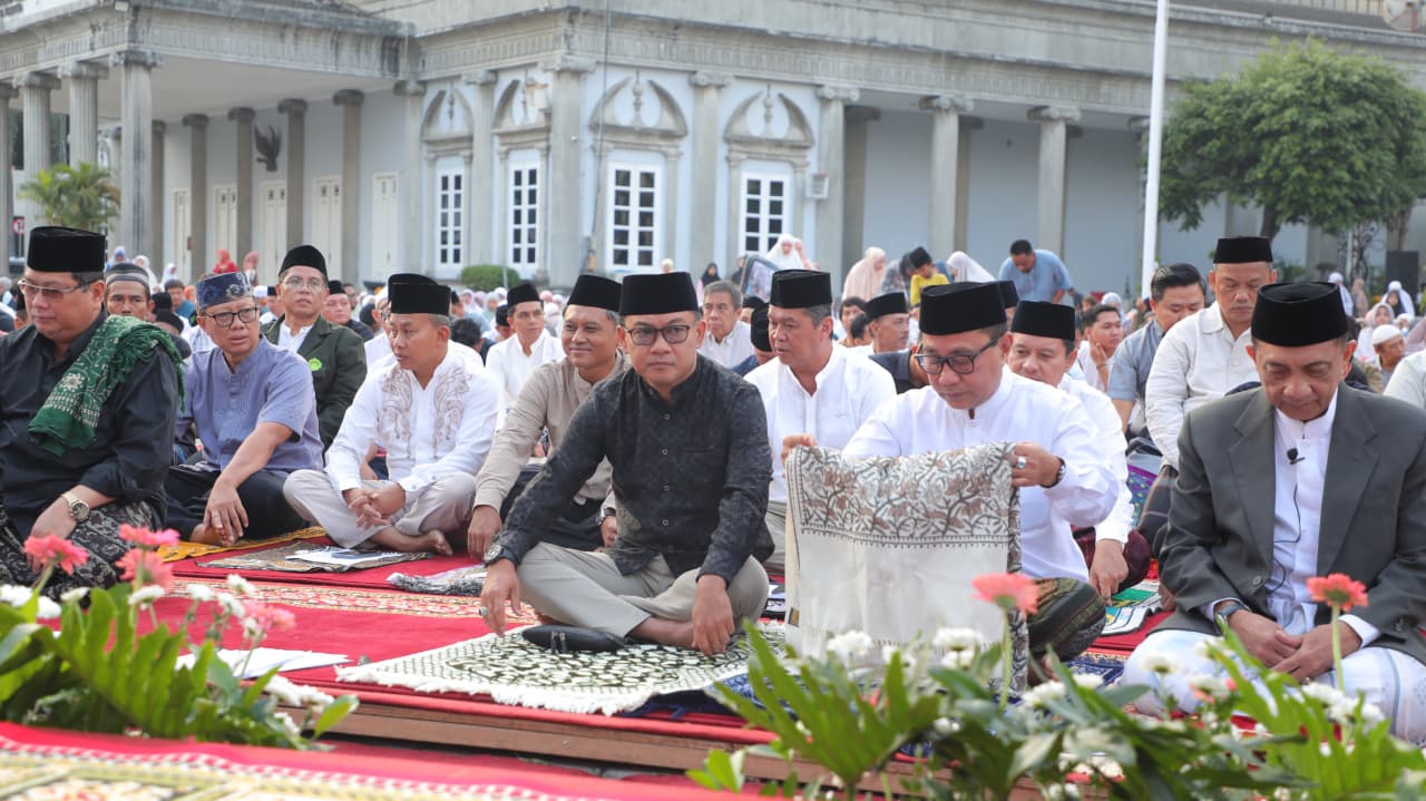 Wakil Wali Kota Semarang Iswar Aminuddin bersama warga dan ASN melaksanakan Shalat Idul Adha 1447 H di Halaman Balaikota Semarang.