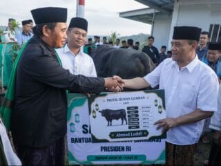 Rayakan Idul Adha Bersama Warga Huntara Tegal, Gubernur Jateng Serahkan Sapi 906 Kg