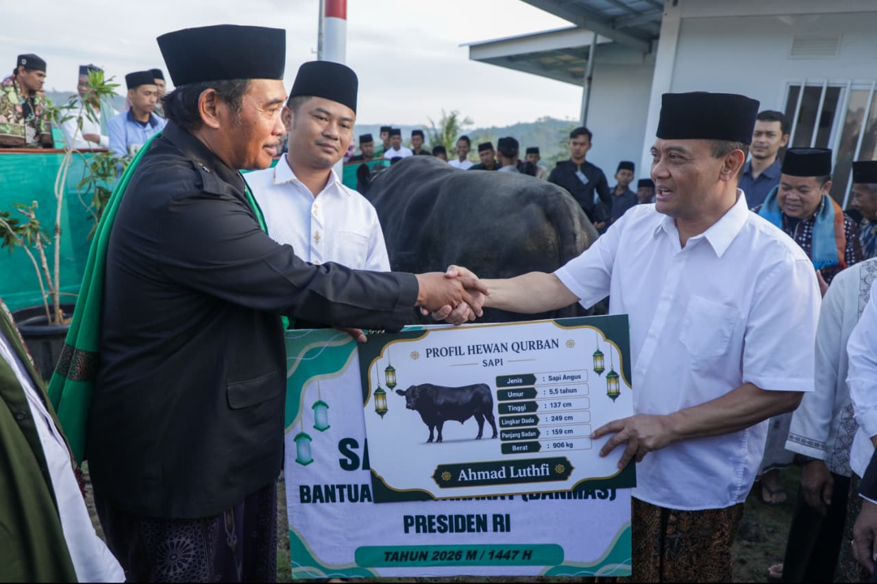 Gubernur Jateng menyerahkan bantuan sapi kurban jenis angus seberat 906 kg kepada warga Huntara Tegal.