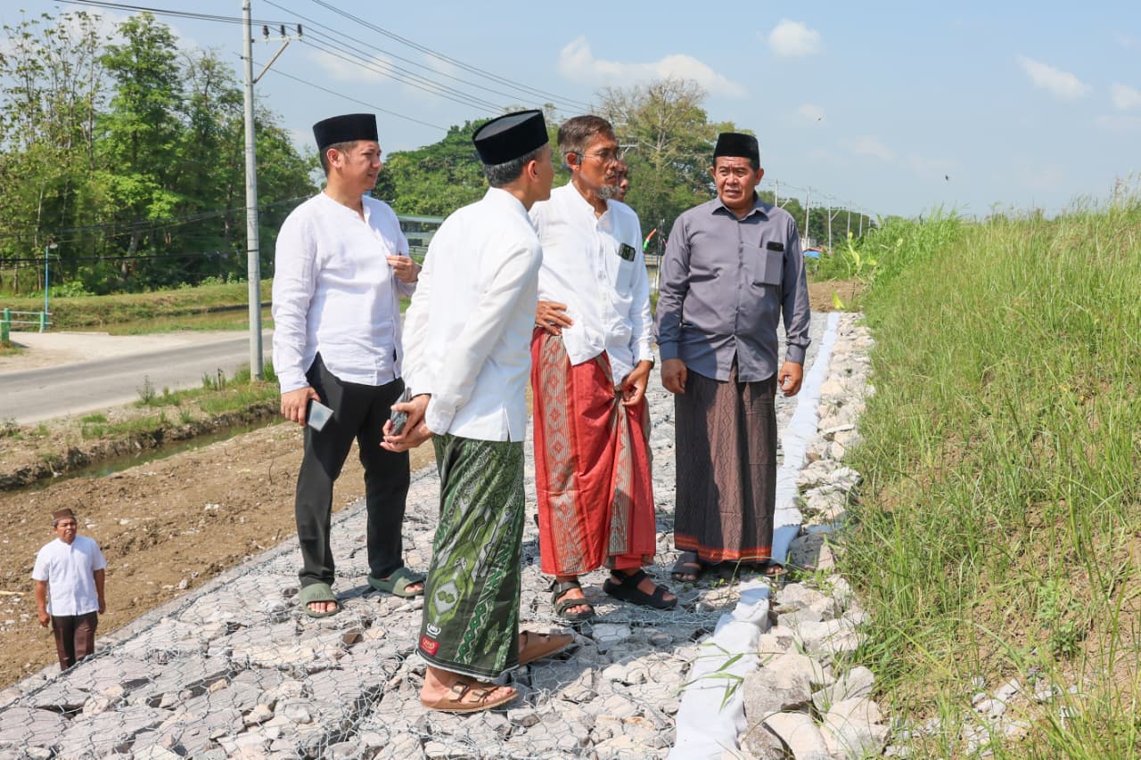 Sekda Jateng Sumarno meninjau langsung lahan sawah warga yang tertimbun lumpur pascabanjir di Desa Tinanding, Grobogan.