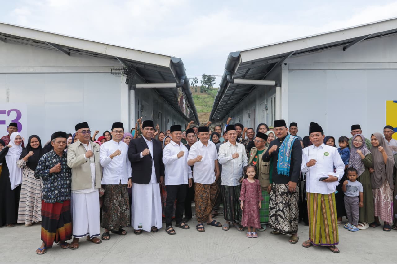 Gubernur Jawa Tengah Ahmad Luthfi meninjau fasilitas Huntara dan berdialog dengan warga korban tanah gerak di Desa Capar, Tegal.