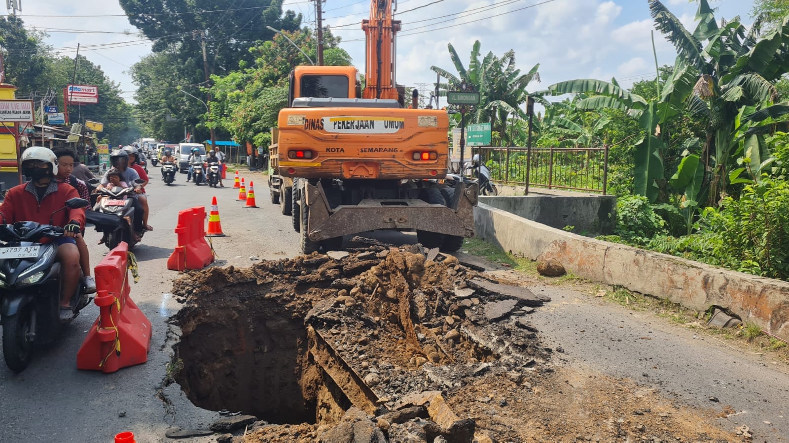 Petugas DPU Kota Semarang sedang memperbaiki jalan rusak di kawasan Panjangan.