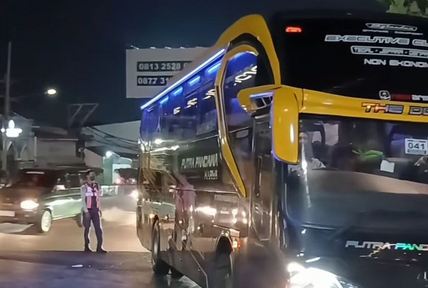 Petugas Dishub Kota Semarang sedang mengatur lalu lintas saat libur Idul Adha 1447 H.