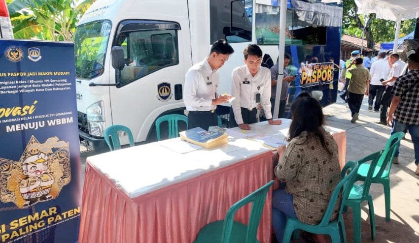 Petugas Imigrasi Semarang melayani warga mengurus paspor di Desa Mangunrejo Demak melalui layanan Si Semar Paling Paten.