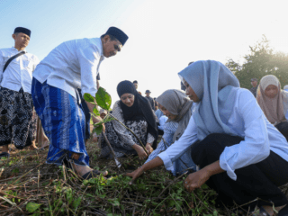 Peringati Hari Lingkungan Hidup, Wagub Jateng Ajak Ratusan Santri Tanam Mangrove di Rembang