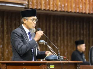 Rapat Paripurna DPRD Jateng membahas Raperda pemulihan lahan dan standar jalan.