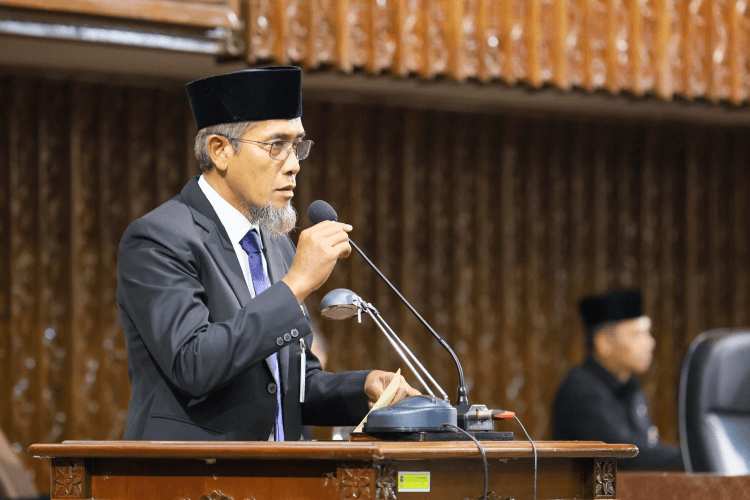 Rapat Paripurna DPRD Jateng membahas Raperda pemulihan lahan dan standar jalan.
