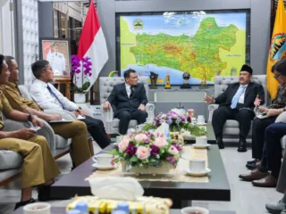 Gubernur Jawa Tengah Ahmad Luthfi berdiskusi dengan Kepala Bappenas Rachmat Pambudy terkait pembangunan infrastruktur.