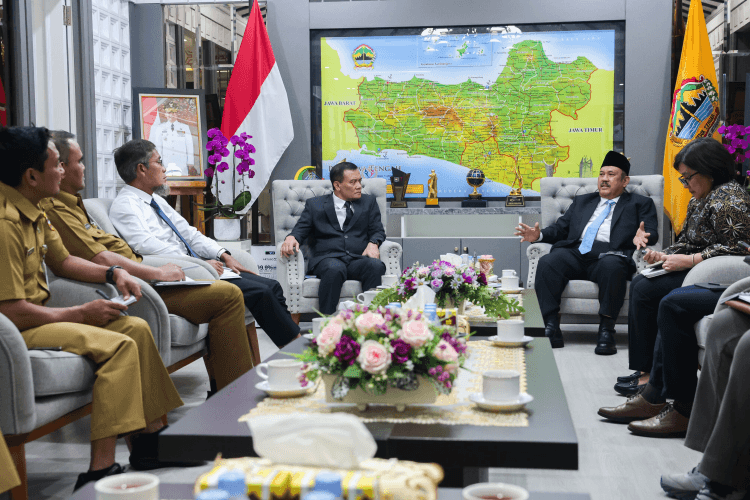 Gubernur Jawa Tengah Ahmad Luthfi berdiskusi dengan Kepala Bappenas Rachmat Pambudy terkait pembangunan infrastruktur.